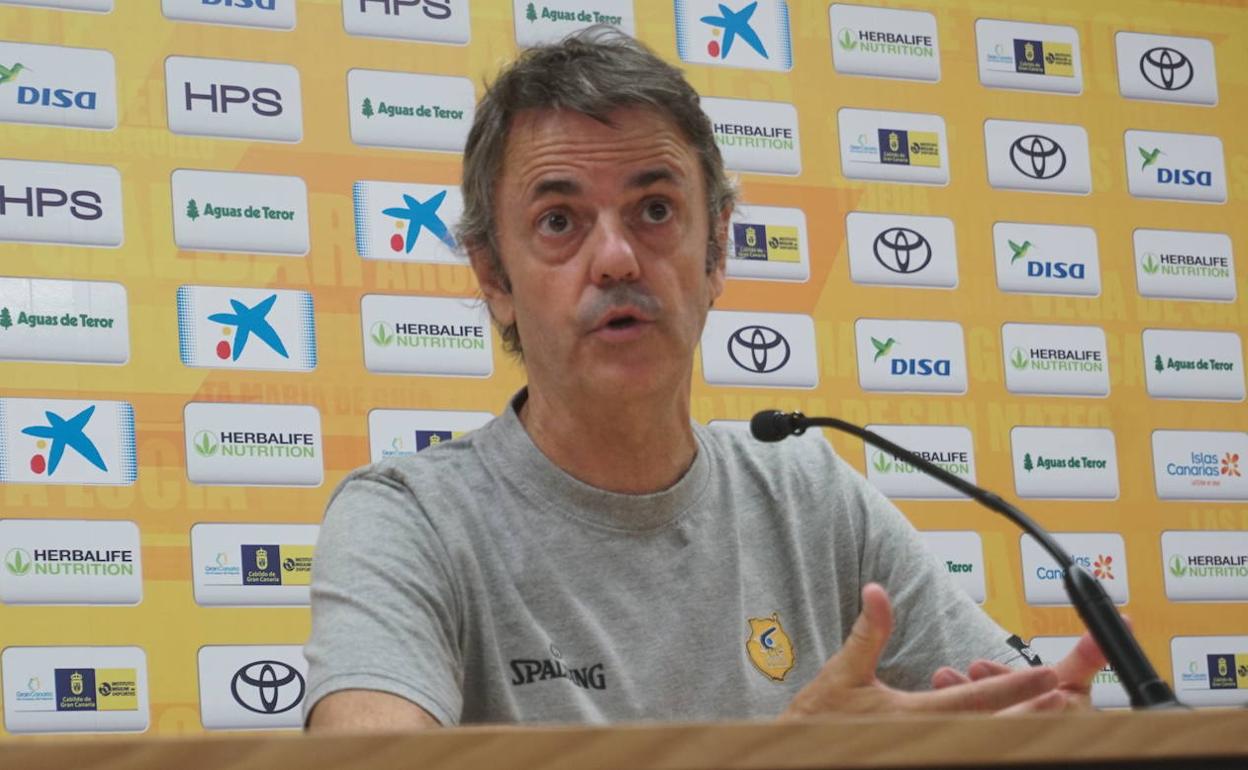 Fisac ofreció su primera rueda de prensa, a los medios locales, de la temporada para repasar la actulidad de su equipo. 