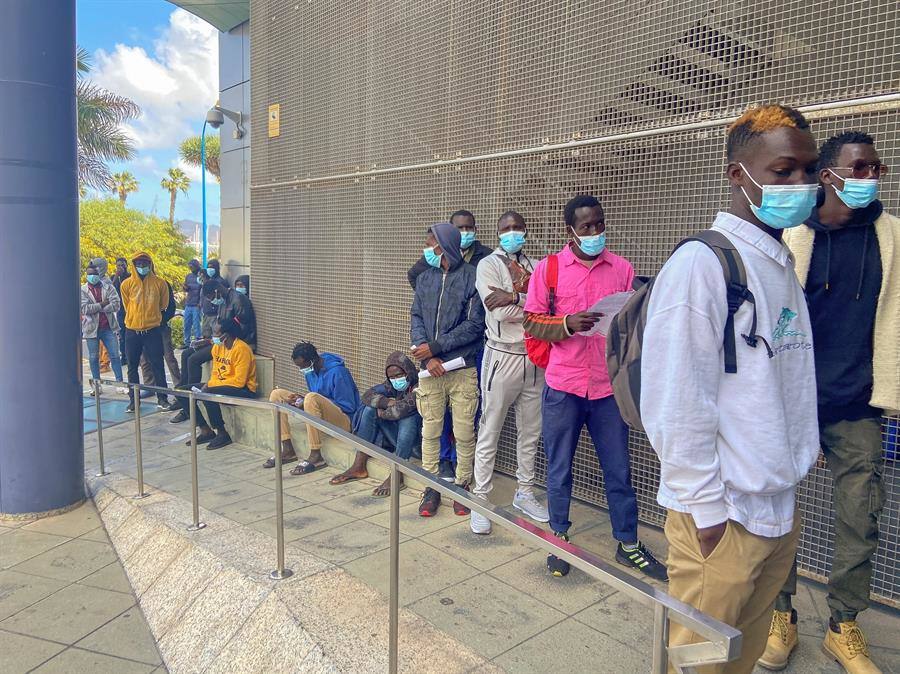 Imagen de archivo de inmigrantes en la Jefatura Superior Policía de Canarias. 