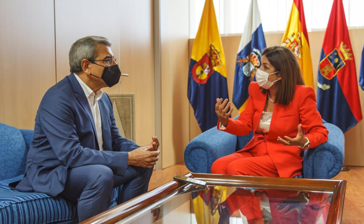 Momento de la reunión entre Román Rodríguez y Carmen Hernández en el Ayuntamiento de El Cubillo. 