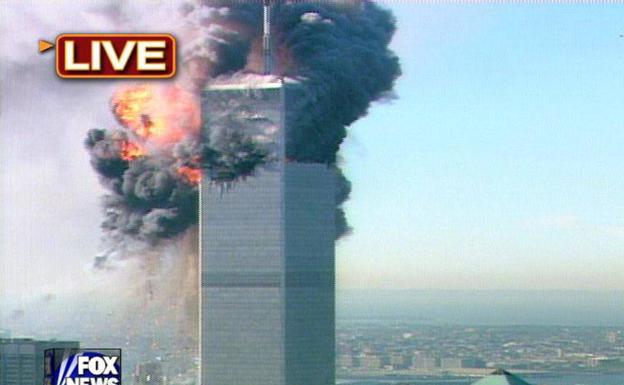 Una imagen en la cadena Fox del impacto de uno de los aviones contra la segunda torre.