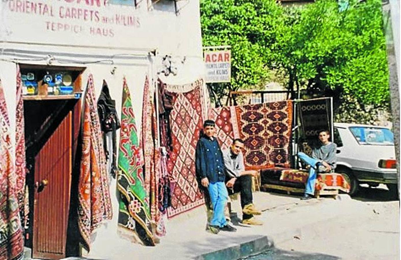 Aspecto exterior de la tienda de alfombras familiar en Antalya.