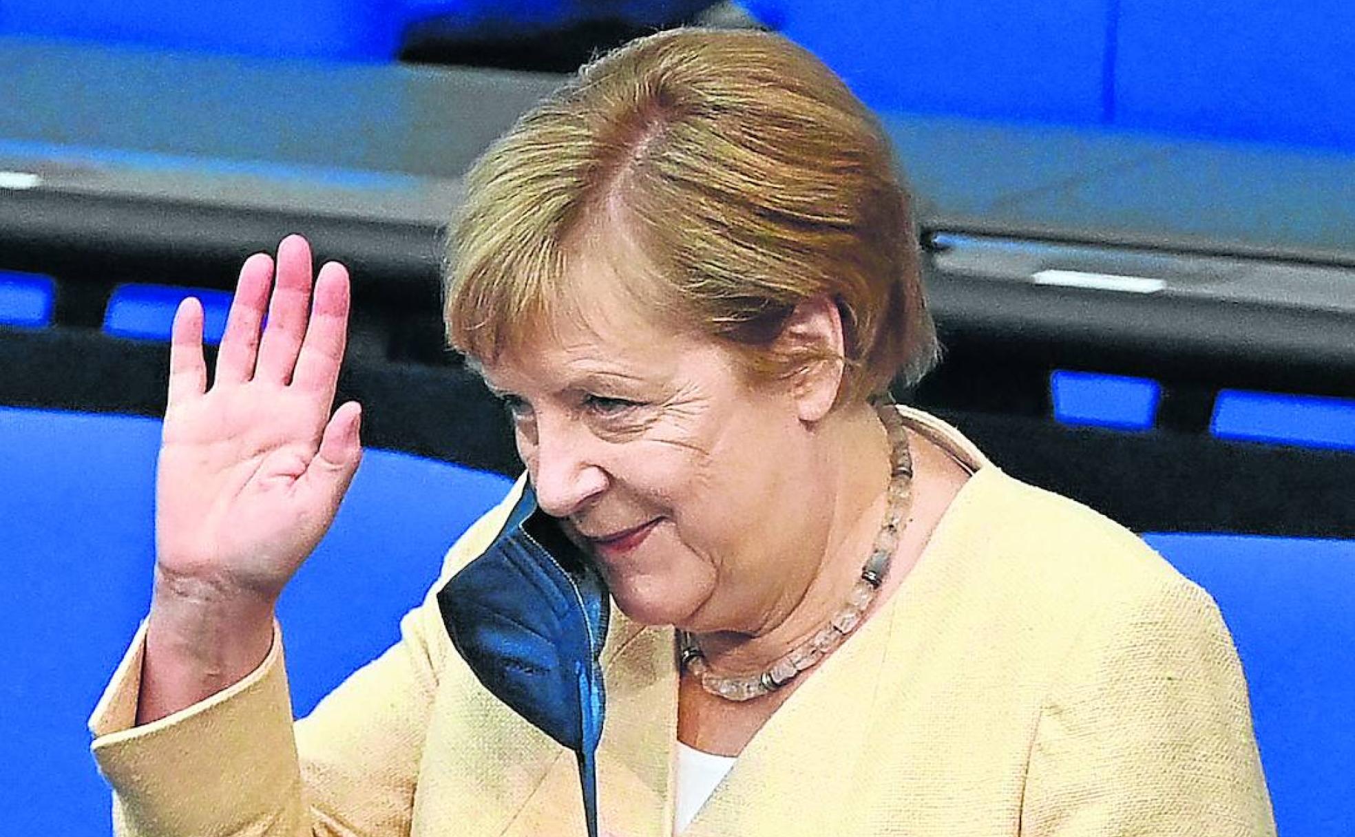 Angela Merkel saluda a sus compañeros del parlamento alemán en el día de su adiós. 