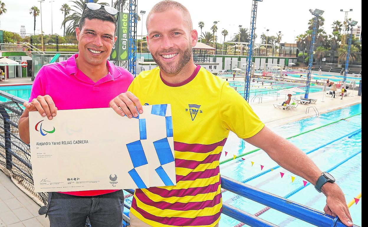 tConexión. Rojas -derecha- y su entrenador Francisco Galván posan con el diploma. 