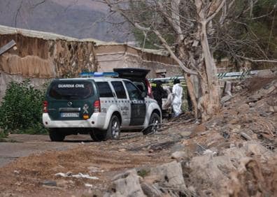 Imagen secundaria 1 - Hallan un cadáver en un coche quemado en Pozo Izquierdo