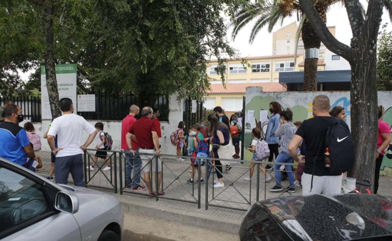 Padres esperando la salida de los alumnos en el colegio Alba Plata de Cáceres.