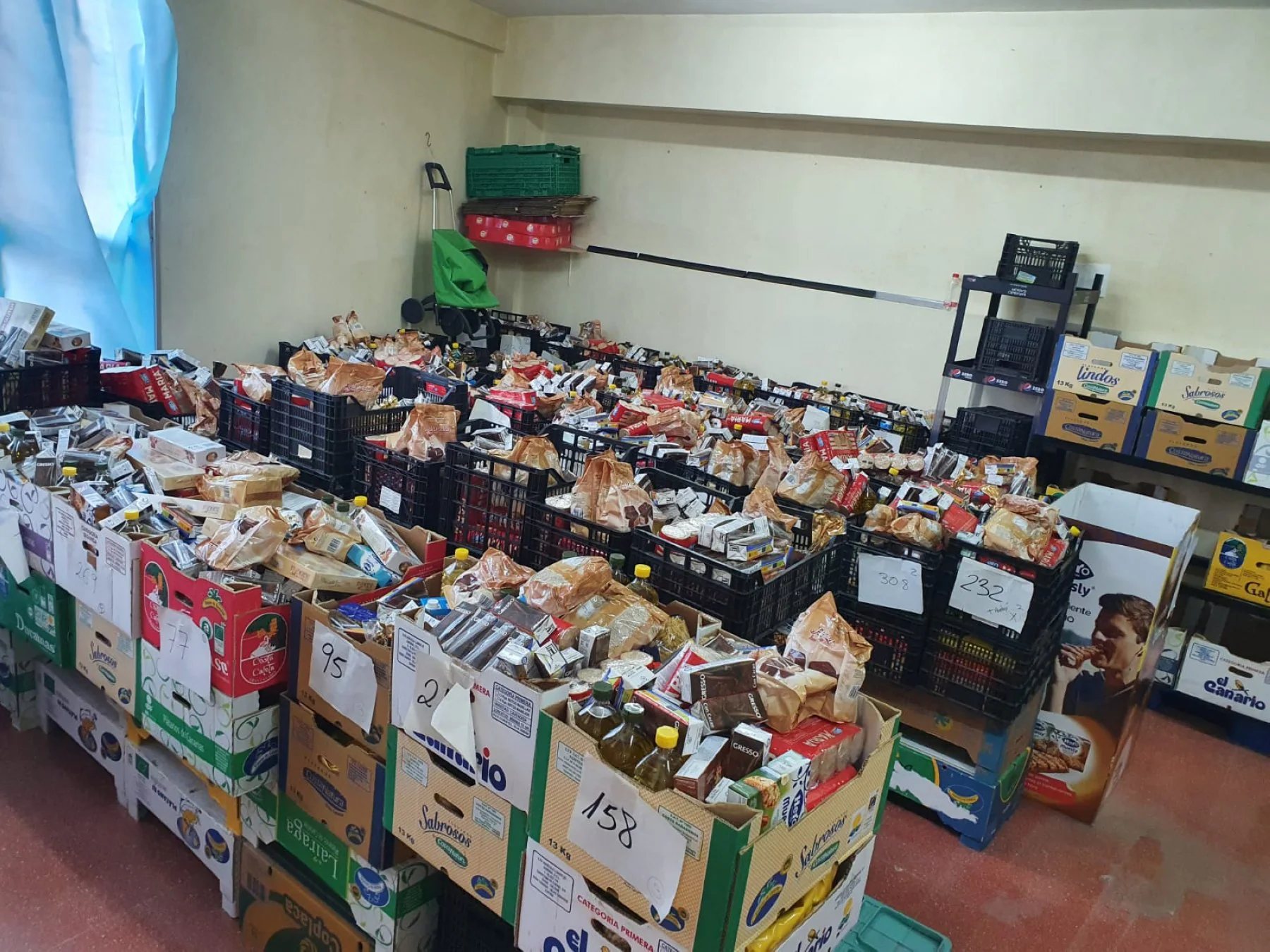 Imagen de archivo de los lotes de alimentos que entrega Cofiris en Zárate. 