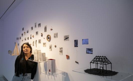 Liliana Zapata, junto a su creación. 