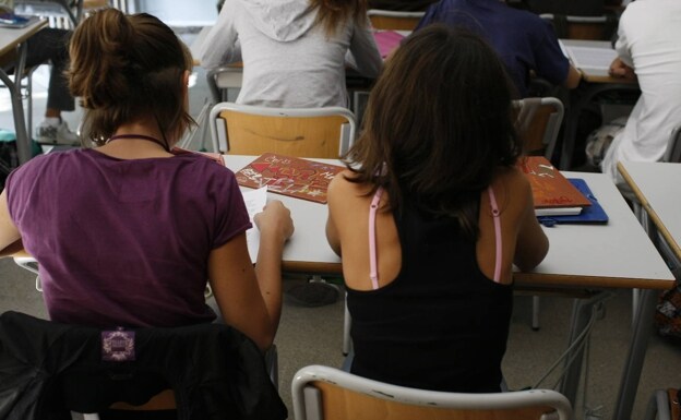 Estudiantes de secundaria en un centro escolar de Madrid.