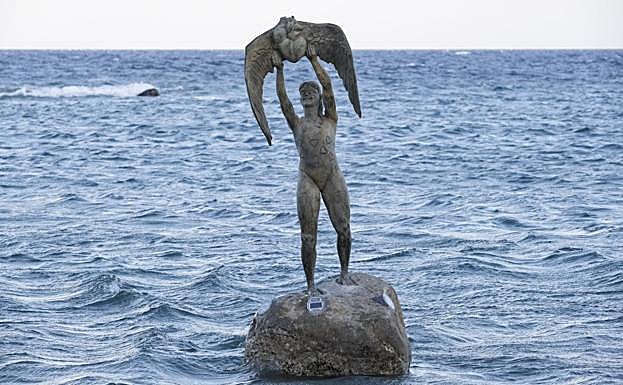'Fraternidad' representa a Isabel, que echa a volar un corazón, como si fuera una pardela. Cober