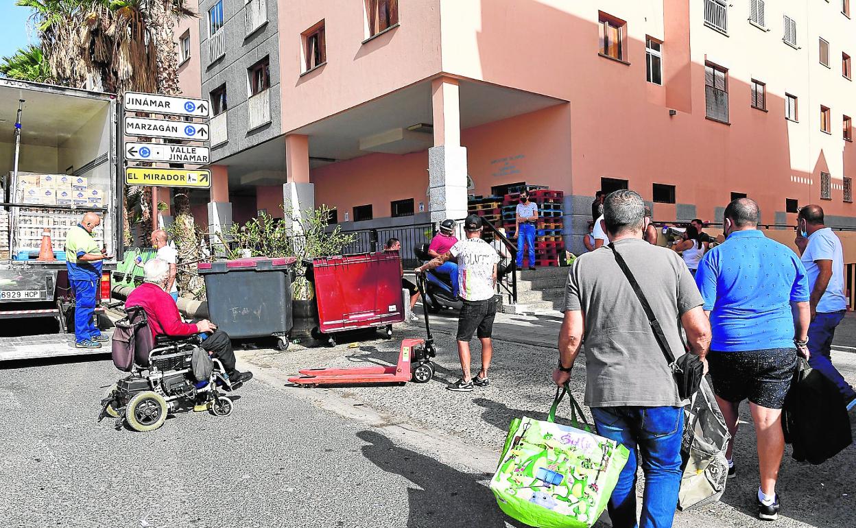 Vecinos de Jinámar acuden a uno de los puntos de recogida de alimentos que hay en el barrio. 