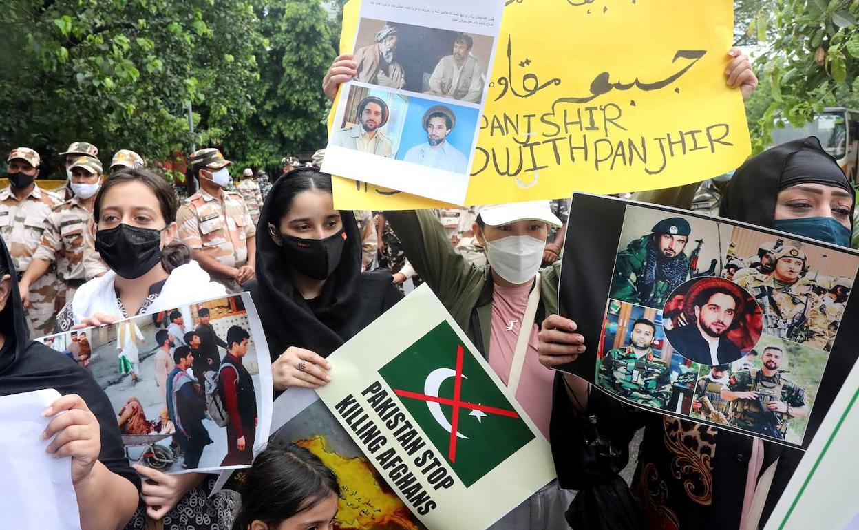 Refugiadas afganas protestan en Nueva Delhi contra el régimen talibán.