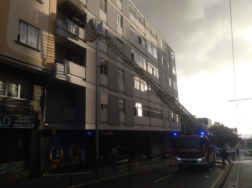 Un incendio en un edificio en Santa Cruz obliga a evacuar a cuatro personas