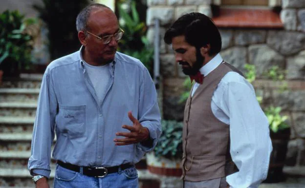 Mario Camus y Olivier Martinez en el rodaje de 'La ciudad de lor prodigios' en 1999.