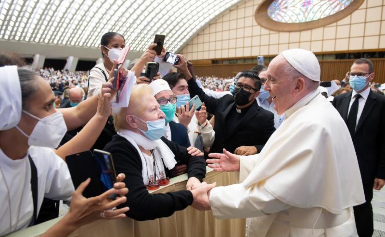El Papa insta a la Iglesia a reconocer sus «errores» en los casos de abuso