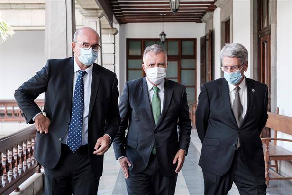 El delegado del Gobierno en Canarias, Anselmo Pestana; el presidente de Canarias, Ángel Victor Torres; y el consejero de regional de Justicia, Julio Pérez (i-d), caminan juntos antes de participar en la ceremonia de apertura del Año Judicial en las islas. 