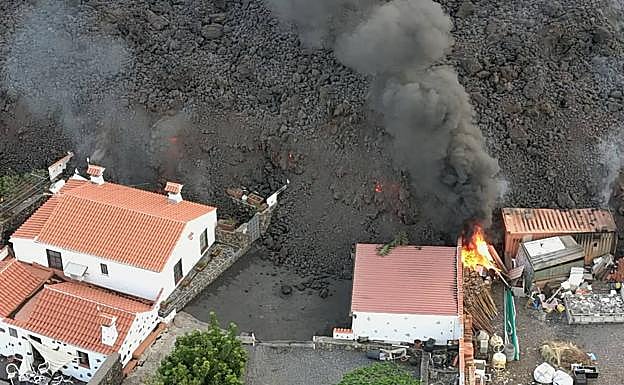 La lava avanza sin tregua por La Palma