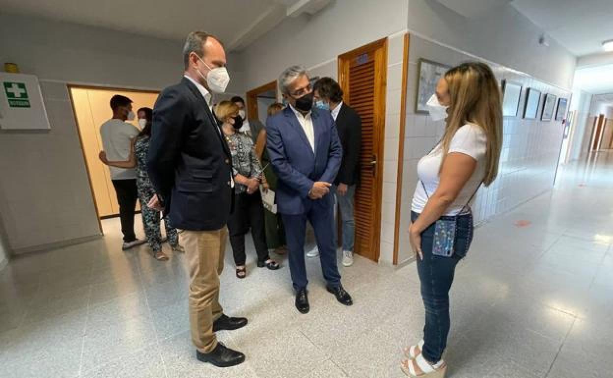 Un momento de la visita del alcalde y del vicepresidente regional al colegio. 
