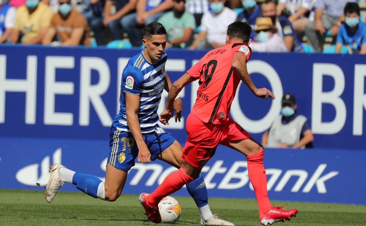 Edu Espiau encara a un defensor del Málaga en la goleada por 4-0 que colocó a la Ponferradina en lo más alto de la tabla clasificatoria. 