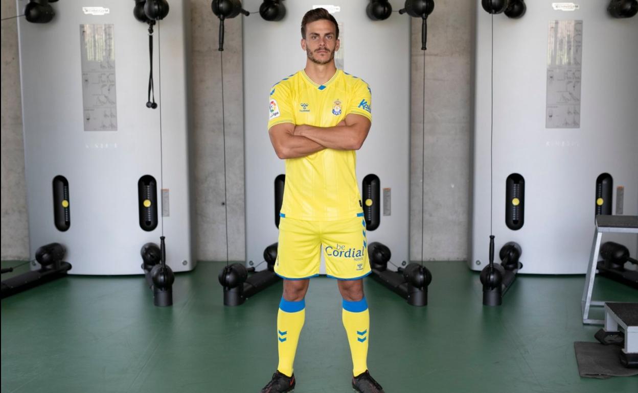 Eric Curbelo, en una fotografía de archivo, posa con la equipación amarilla. 