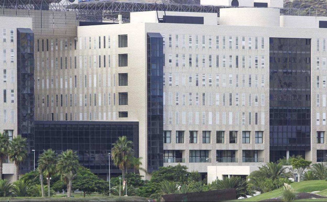 Un camión choca contra un andamio y tira a dos trabajadores