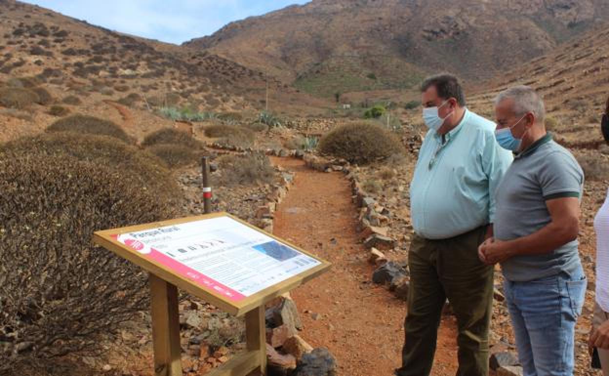 José Domingo Fernández y Pedro Martínez, director general y consejero insular. 