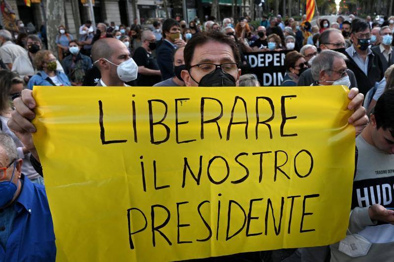 Un manifestante sostiene una pancarta en la que pide la libertad de Carles Puigdemont.