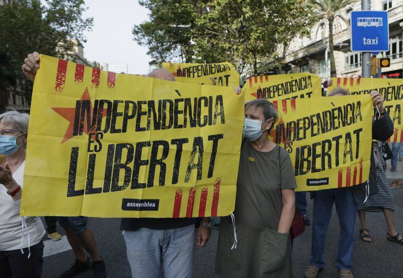 Varios manifestantes, con pancartas en las que piden la independencia de Cataluña.