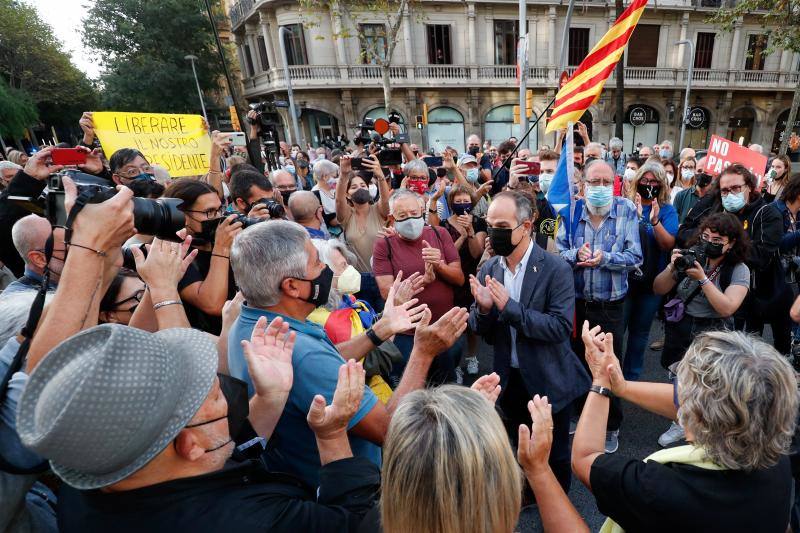 Jordi Turull es aplaudido por los manifestantes en la concentración. 