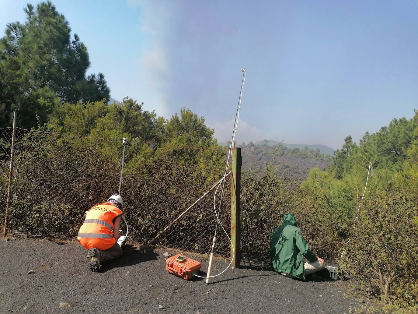 Personal de INVOLCAN realizan medidas de gases en el penacho de la erupción. 