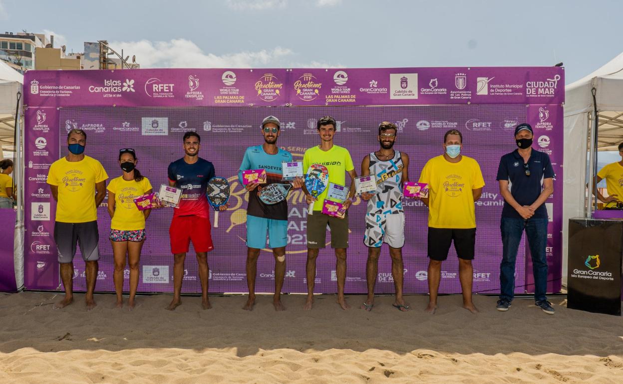 En la imagen, podio masculino con Antomi Ramos, tercero por la izquierda, luciendo los galardones que le acreditan como campeón . 