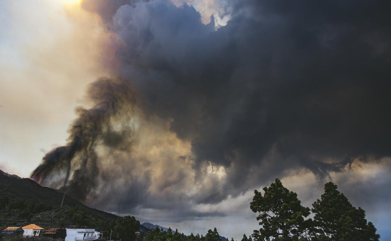 Columna de humo y ceniza procedente de la erupción. 