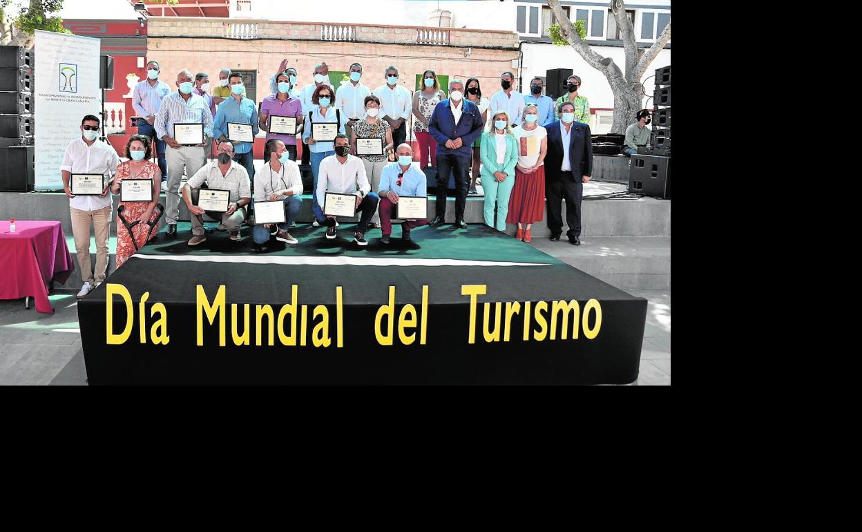 Foto de grupo ayer de los ganadores de los premios con los representantes institucionales. 