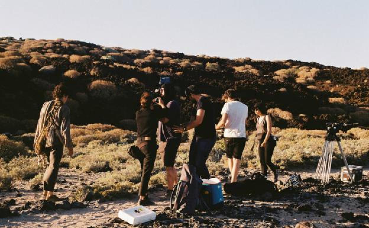 Imagen tomada durante el rodaje de la película canario-gallega 'Eles transporta a morte', de Samuel M. Delgado y Helena Girón. 