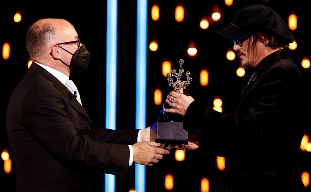 José Luis Rebordinos entrega el Premio Donostia a Johnny Depp.