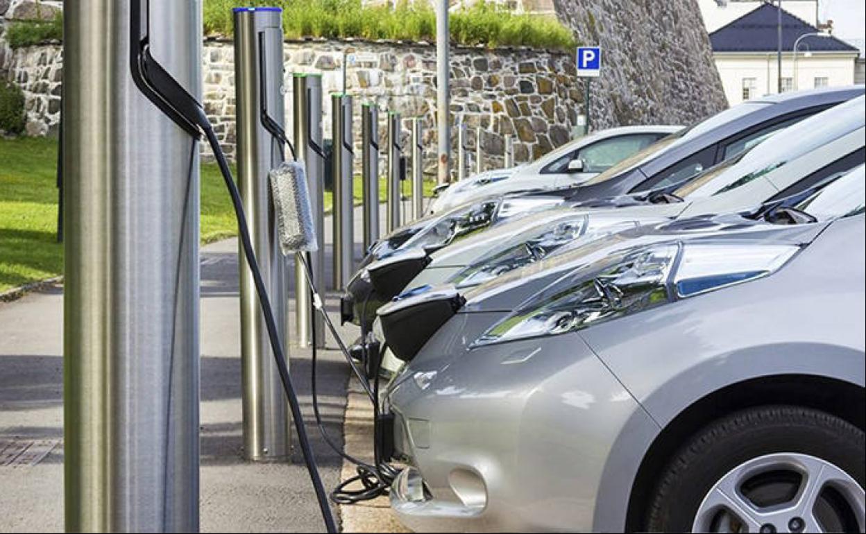 La subida de la luz eleva un 50% el coste de recargar vehículos eléctricos 