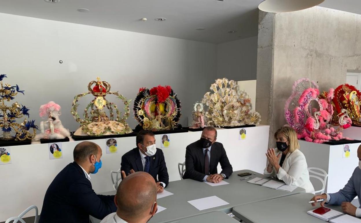 Los representantes de las dos capitales canarias apuestan por la celebración de los actos navideños y el carnaval. 