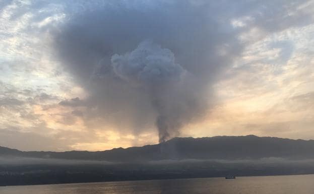 La lava y el mar, un destructivo choque que enriquecerá la costa a medio plazo