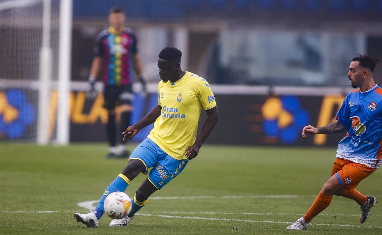 Nuke Mfulu, en un encuentro amistoso con la UD. 