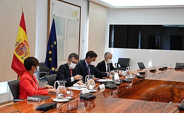 Imagen principal - En la primera imágen, reunión en la Moncloa, abajo reunión en el Cabildo de La Palma