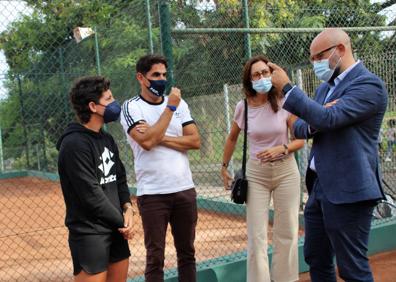 Imagen secundaria 1 - Carla Suárez inaugura las nuevas pistas de tenis de Las Rehoyas 