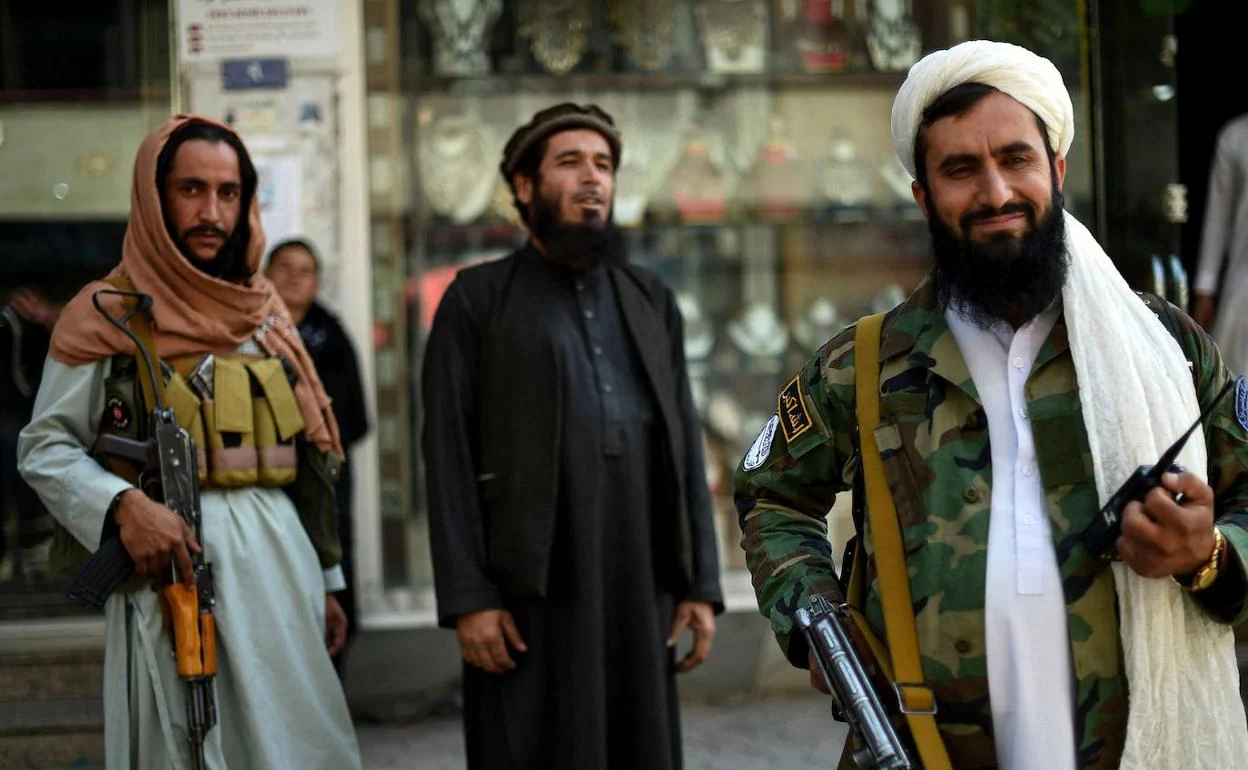 Soldados talibanes, con las barbas sin recortar, controlado las calles de Kabul.