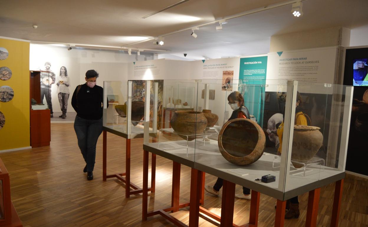 Visitantes en la sala de vasijas. 
