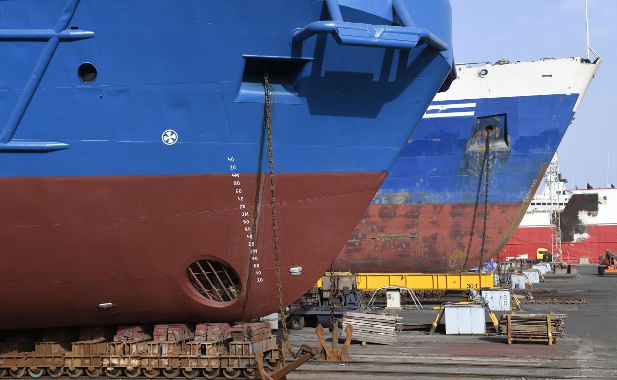 Barcos en reparación en el puerto de la capital grancanaria. 