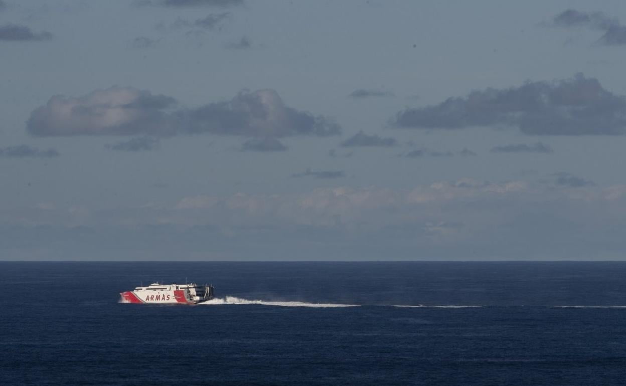 Uno de los ferris rápidos de Armas Trasmediterránea. 