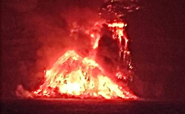 Imagen principal - La lava del volcán llega al mar