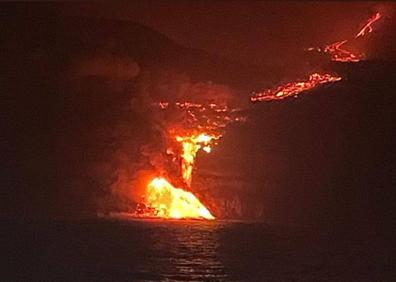 Imagen secundaria 1 - La lava del volcán llega al mar
