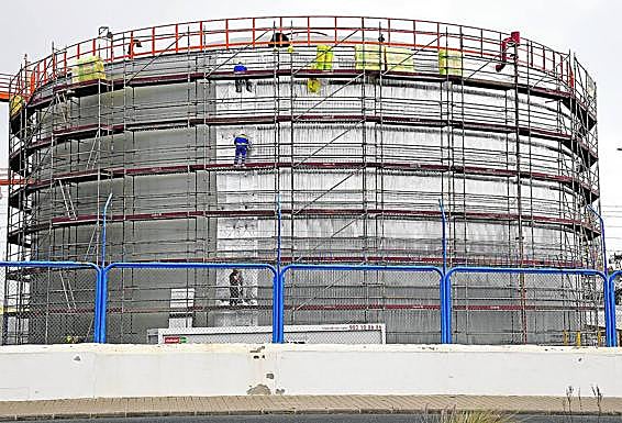 Operarios trabajan en un depósito de combustible en el puerto de la capital grancanaria. 