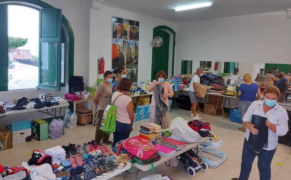 Entrega y clasificación de las donaciones en el local de la asociación de vecinos de San José durante la tarde del miércoles. 