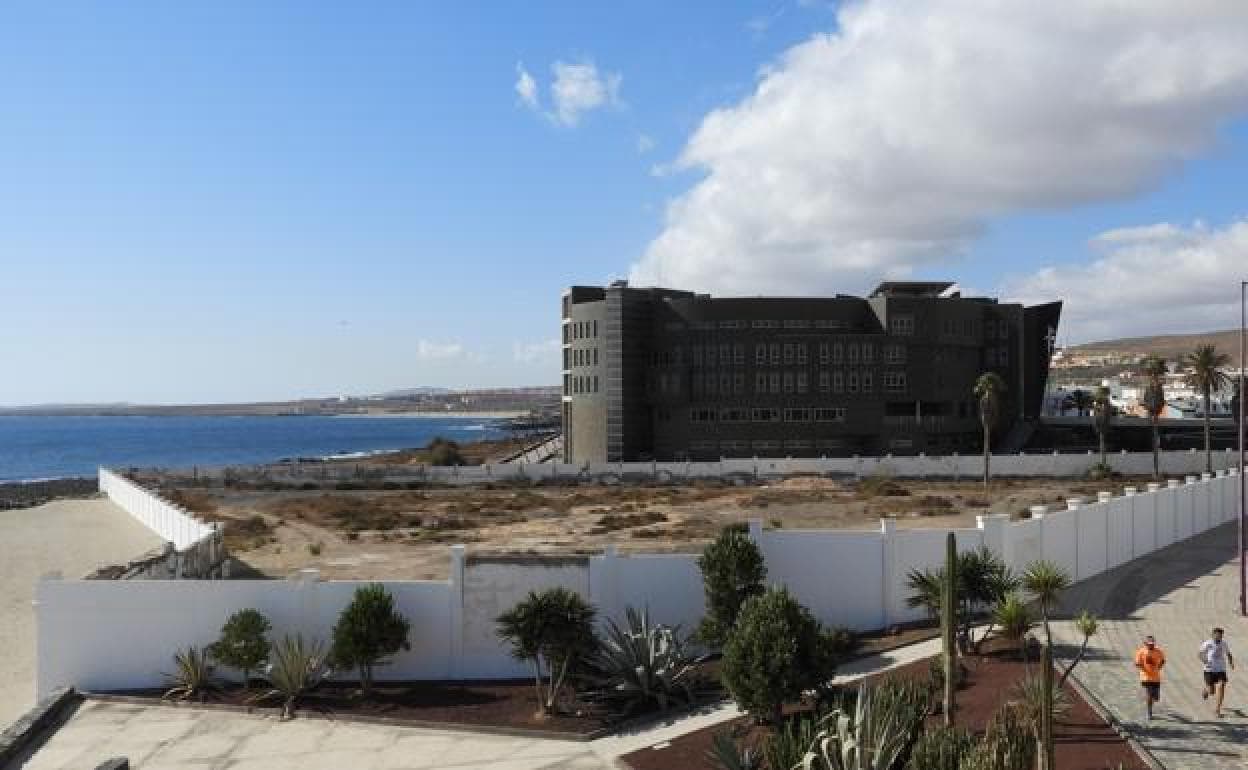 Solar de la Disa, con el Palacio de Congresos al lado. 