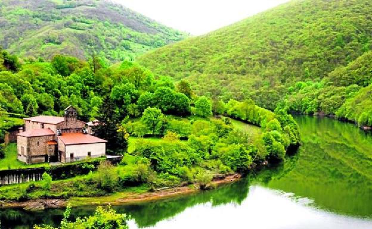 Ermita de la Magdalena, en el pantano de Tanes. 